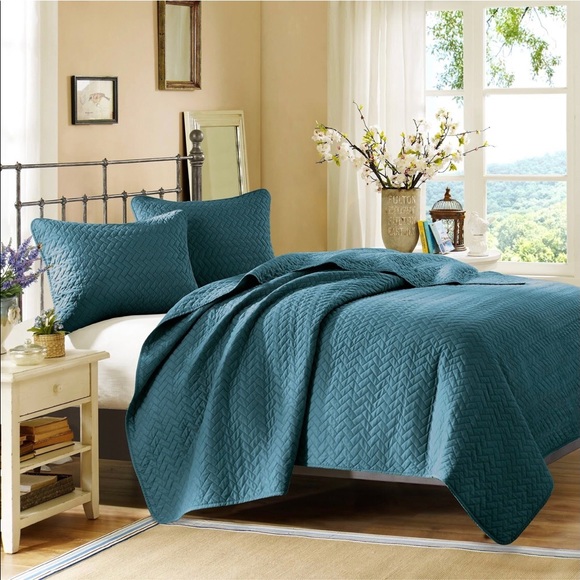 Hampton Hill Velvet Touch QN Peacock Coverlet (T) - Picture 1 of 4